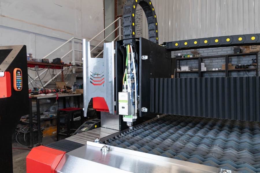 El Cabezal Láser en una Máquina CNC Láser Fibra: Precisión y Control
